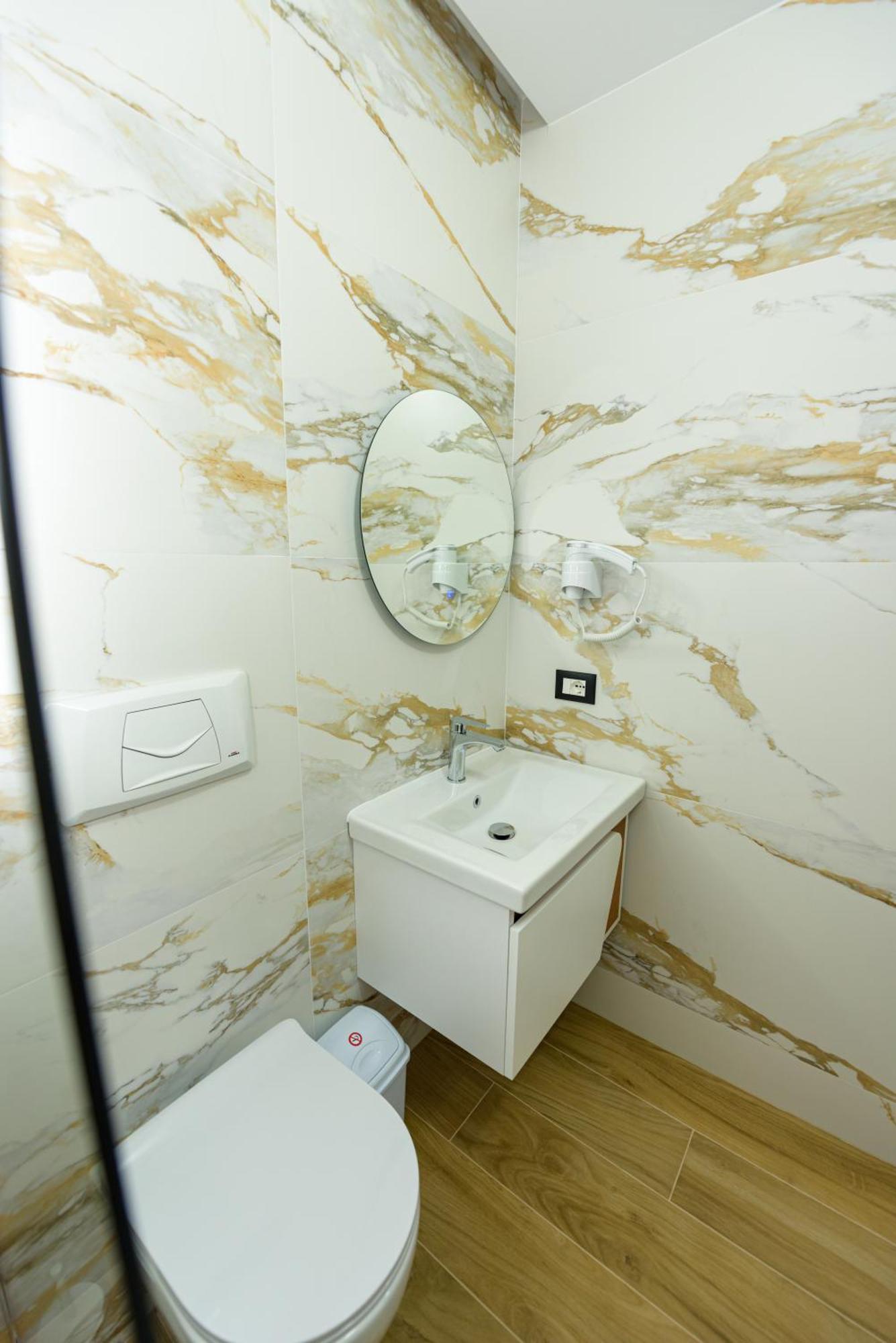 Kevin'S Aparthotel Vlorë 외부 사진