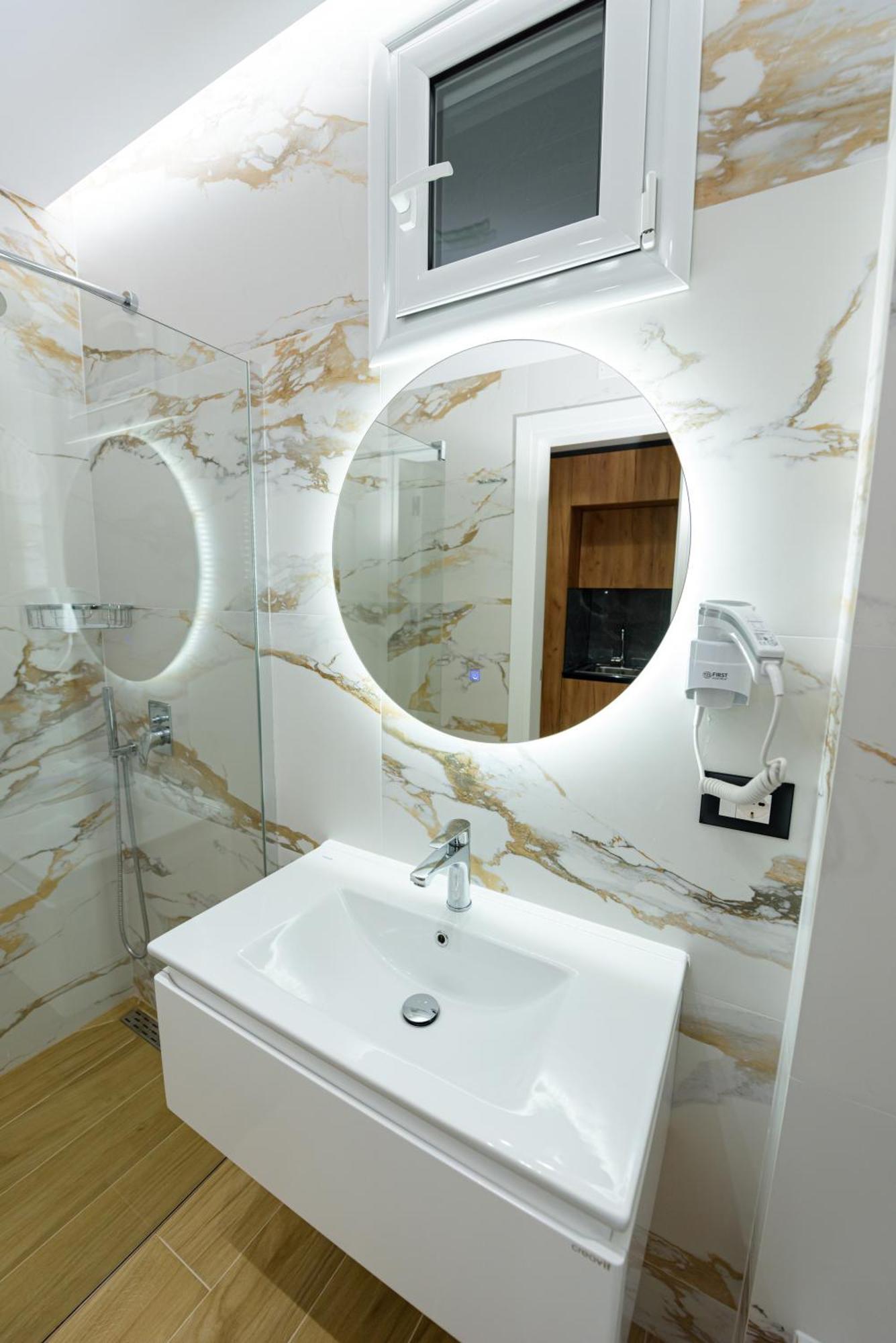 Kevin'S Aparthotel Vlorë 외부 사진